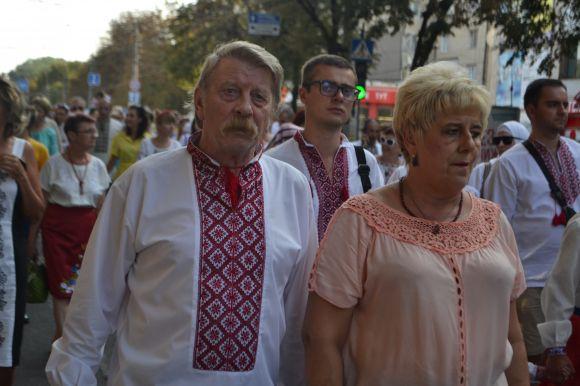 Парад вишиванок у Хмельницькому: 40 світлин з масового дійства, фото №35 на сайті vsim.ua