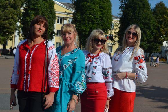 Парад вишиванок у Хмельницькому: 40 світлин з масового дійства, фото №6 на сайті vsim.ua