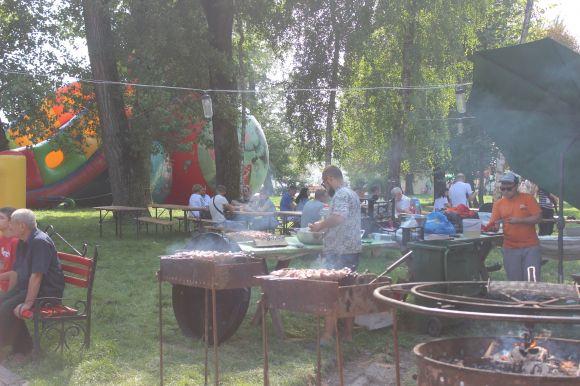 Новини Тернополя - фото з На пікніку в парку тернополян пригощають варениками, шашликом та домашніми наливками На пікніку в парку тернополян пригощають варениками, шашликом та домашніми наливками, фото №6 на сайті 20minut.ua