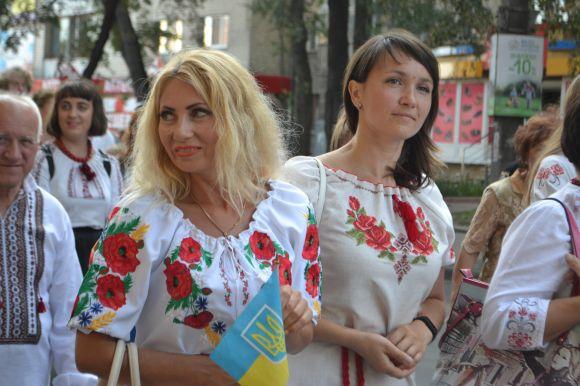 Парад вишиванок у Хмельницькому: 40 світлин з масового дійства, фото №34 на сайті vsim.ua