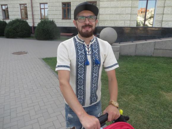 Новини Хмельницького - фото з Хмельничани вийшли на парад вишиванок. Які сорочки одягнули? Хмельничани вийшли на парад вишиванок. Які сорочки одягнули?, фото №2 на сайті vsim.ua