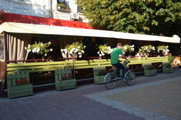 Новини Хмельницького - фото з Про доступність, прозорість і стилістику. Інспектуємо літні майданчики у центрі Хмельницького Про доступність, прозорість і стилістику. Інспектуємо літні майданчики у центрі Хмельницького, фото №4 на сайті vsim.ua