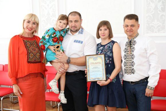 Новини Тернополя - фото з До свята облрада нагородила тернопільських співака, бійця, волонтерку та ровесницю незалежності До свята облрада нагородила тернопільських співака, бійця, волонтерку та ровесницю незалежності, фото №2 на сайті 20minut.ua