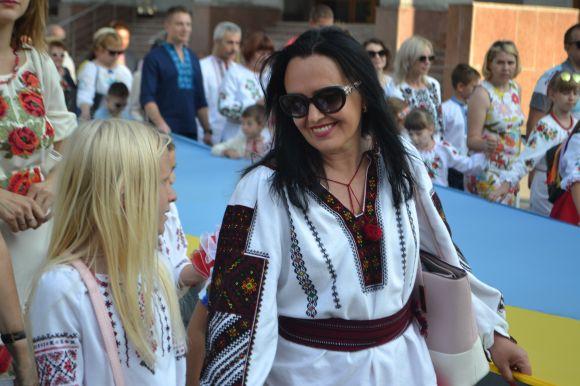 Парад вишиванок у Хмельницькому: 40 світлин з масового дійства, фото №14 на сайті vsim.ua