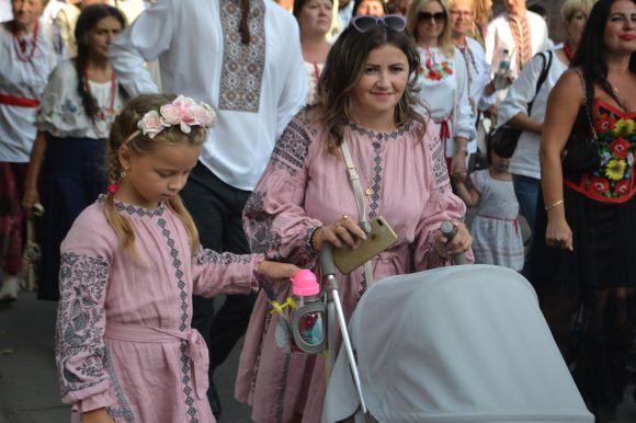 Парад вишиванок у Хмельницькому: 40 світлин з масового дійства, фото №22 на сайті vsim.ua