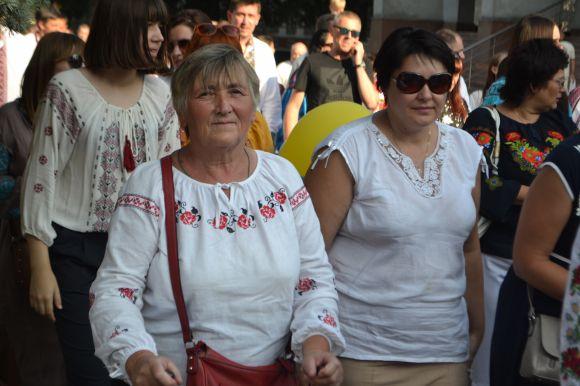 Парад вишиванок у Хмельницькому: 40 світлин з масового дійства, фото №25 на сайті vsim.ua