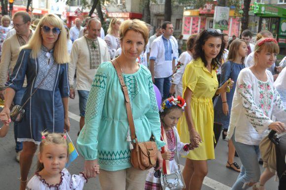 Парад вишиванок у Хмельницькому: 40 світлин з масового дійства, фото №36 на сайті vsim.ua