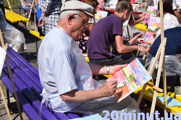 Новини Тернополя - фото з 111 художників-аматорів одночасно намалювали вітрильник на Ставі і встановили рекорд 111 художників-аматорів одночасно намалювали вітрильник на Ставі і встановили рекорд, фото №1 на сайті 20minut.ua