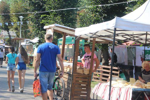 Новини Тернополя - фото з На пікніку в парку тернополян пригощають варениками, шашликом та домашніми наливками На пікніку в парку тернополян пригощають варениками, шашликом та домашніми наливками, фото №1 на сайті 20minut.ua