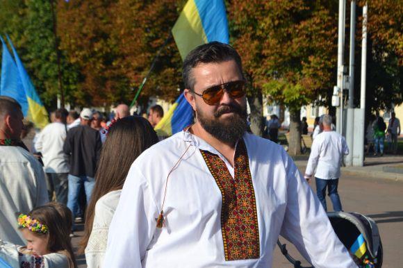 Парад вишиванок у Хмельницькому: 40 світлин з масового дійства, фото №13 на сайті vsim.ua