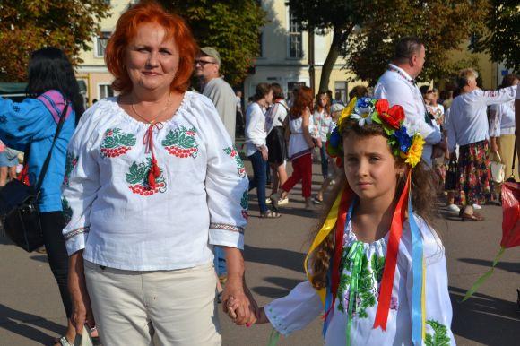 Парад вишиванок у Хмельницькому: 40 світлин з масового дійства, фото №9 на сайті vsim.ua