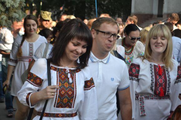 Парад вишиванок у Хмельницькому: 40 світлин з масового дійства, фото №17 на сайті vsim.ua