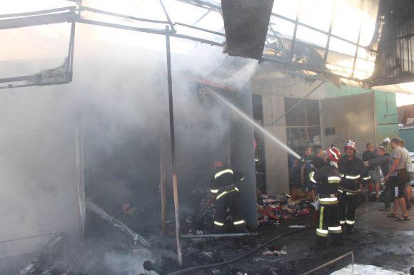 На Толкучці горіли кіоски: рятувальники розповіли деталі пожежі, фото №3 на сайті vsim.ua