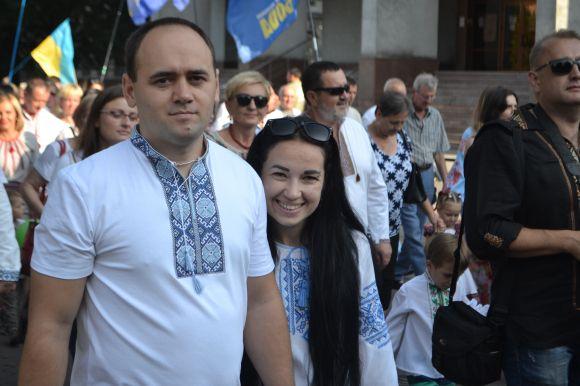 Парад вишиванок у Хмельницькому: 40 світлин з масового дійства, фото №21 на сайті vsim.ua