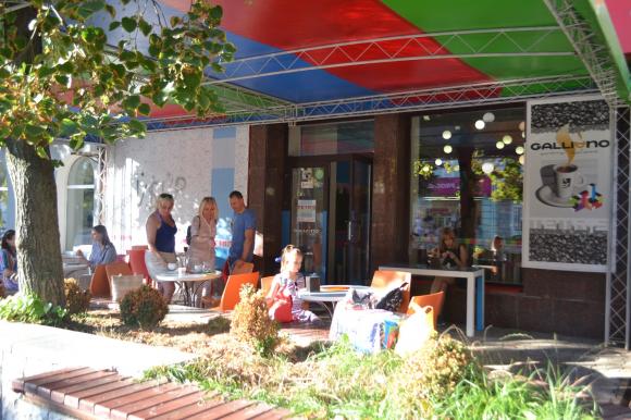 Новини Хмельницького - фото з Про доступність, прозорість і стилістику. Інспектуємо літні майданчики у центрі Хмельницького Про доступність, прозорість і стилістику. Інспектуємо літні майданчики у центрі Хмельницького, фото №2 на сайті vsim.ua