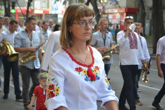 Парад вишиванок у Хмельницькому: 40 світлин з масового дійства, фото №33 на сайті vsim.ua