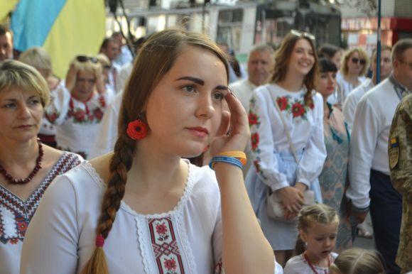 Парад вишиванок у Хмельницькому: 40 світлин з масового дійства, фото №29 на сайті vsim.ua