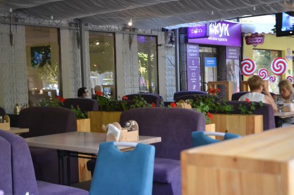 Новини Хмельницького - фото з Про доступність, прозорість і стилістику. Інспектуємо літні майданчики у центрі Хмельницького Про доступність, прозорість і стилістику. Інспектуємо літні майданчики у центрі Хмельницького, фото №6 на сайті vsim.ua