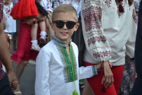 Парад вишиванок у Хмельницькому: 40 світлин з масового дійства, фото №24 на сайті vsim.ua