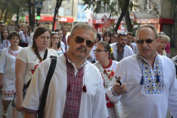 Парад вишиванок у Хмельницькому: 40 світлин з масового дійства, фото №39 на сайті vsim.ua