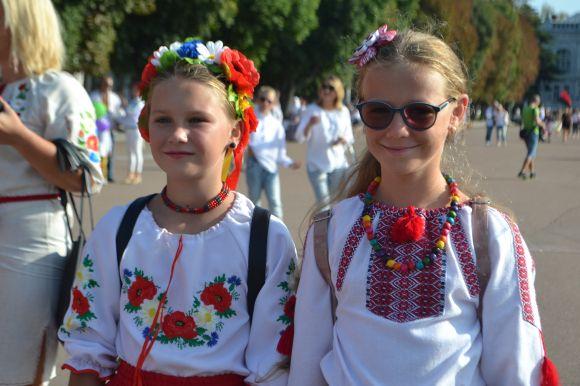 Парад вишиванок у Хмельницькому: 40 світлин з масового дійства, фото №8 на сайті vsim.ua