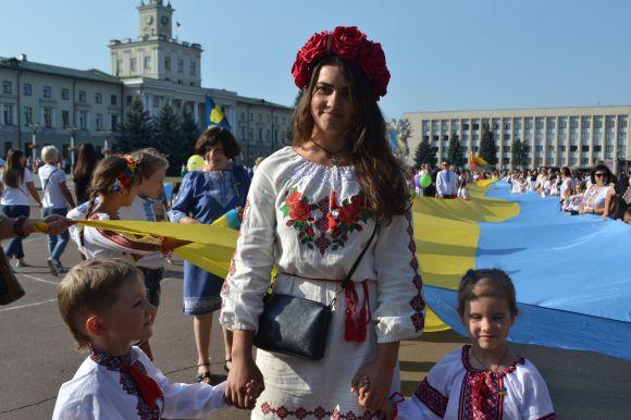 Парад вишиванок у Хмельницькому: 40 світлин з масового дійства, фото №12 на сайті vsim.ua