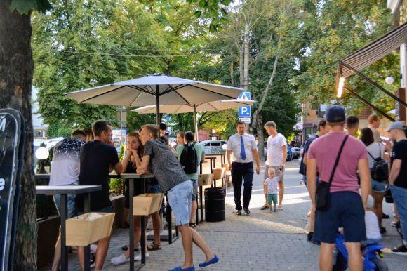 Новини Хмельницького - фото з Про доступність, прозорість і стилістику. Інспектуємо літні майданчики у центрі Хмельницького Про доступність, прозорість і стилістику. Інспектуємо літні майданчики у центрі Хмельницького, фото №9 на сайті vsim.ua