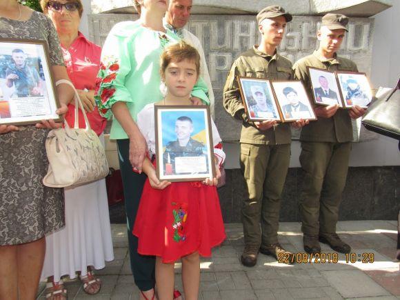 Новини Козятина - фото з Фото-відео-репортаж вшанування полеглих в боях за Україну Фото-відео-репортаж вшанування полеглих в боях за Україну, фото №7 на сайті 20minut.ua