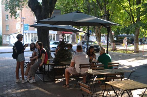 Новини Хмельницького - фото з Про доступність, прозорість і стилістику. Інспектуємо літні майданчики у центрі Хмельницького Про доступність, прозорість і стилістику. Інспектуємо літні майданчики у центрі Хмельницького, фото №13 на сайті vsim.ua