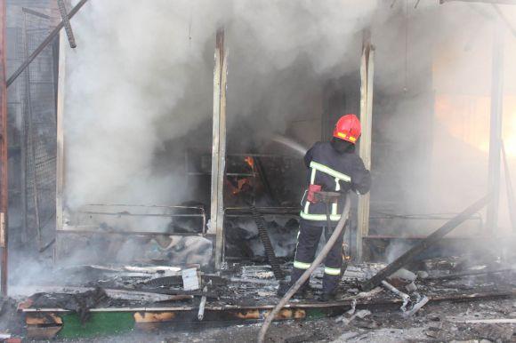 На Толкучці горіли кіоски: рятувальники розповіли деталі пожежі, фото №1 на сайті vsim.ua