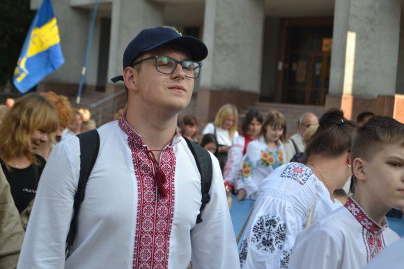 Парад вишиванок у Хмельницькому: 40 світлин з масового дійства, фото №15 на сайті vsim.ua