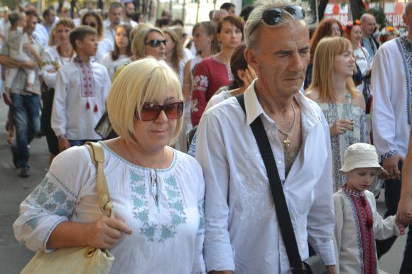 Парад вишиванок у Хмельницькому: 40 світлин з масового дійства, фото №32 на сайті vsim.ua