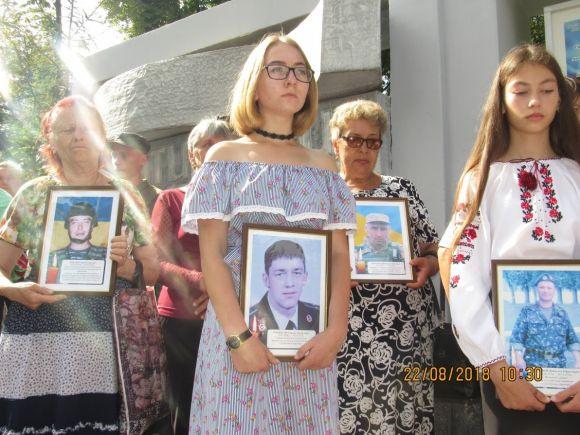 Новини Козятина - фото з Фото-відео-репортаж вшанування полеглих в боях за Україну Фото-відео-репортаж вшанування полеглих в боях за Україну, фото №10 на сайті 20minut.ua