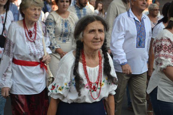 Парад вишиванок у Хмельницькому: 40 світлин з масового дійства, фото №23 на сайті vsim.ua