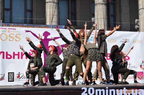 Новини Тернополя - фото з 900 дітей танцюють на фестивалі на Театралці 900 дітей танцюють на фестивалі на Театралці, фото №2 на сайті 20minut.ua