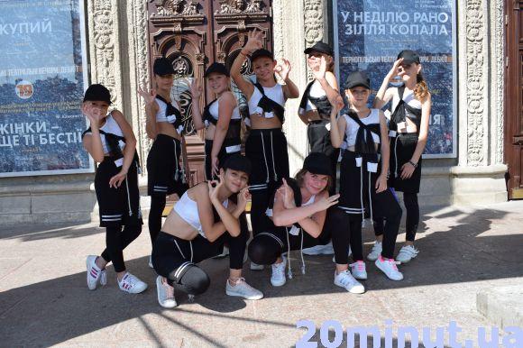 Новини Тернополя - фото з 900 дітей танцюють на фестивалі на Театралці 900 дітей танцюють на фестивалі на Театралці, фото №1 на сайті 20minut.ua