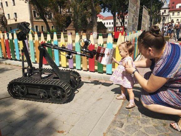 У Кам’янці до Дня незалежності військовослужбовці сучасне спорядження саперів, фото №1 на сайті 20minut.ua