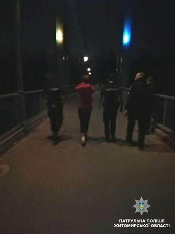 Дівчина ледь не впала з підвісного мосту в Житомирі, дістаючи ключі та кепку, фото №1 на сайті 20minut.ua