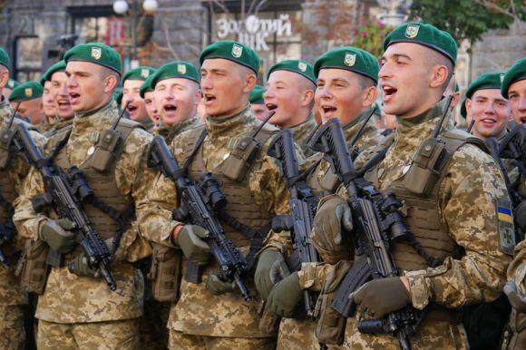 Патріотичне освідчення: курсант-прикордонник з Хмельницького зробив пропозицію коханій на параді Незалежності, фото №3 на сайті vsim.ua