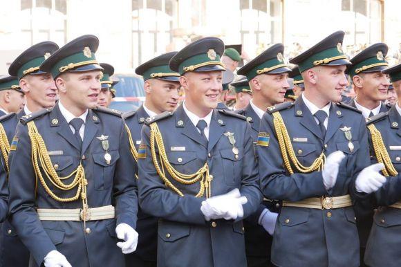 Патріотичне освідчення: курсант-прикордонник з Хмельницького зробив пропозицію коханій на параді Незалежності, фото №2 на сайті vsim.ua