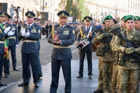 Патріотичне освідчення: курсант-прикордонник з Хмельницького зробив пропозицію коханій на параді Незалежності, фото №4 на сайті vsim.ua