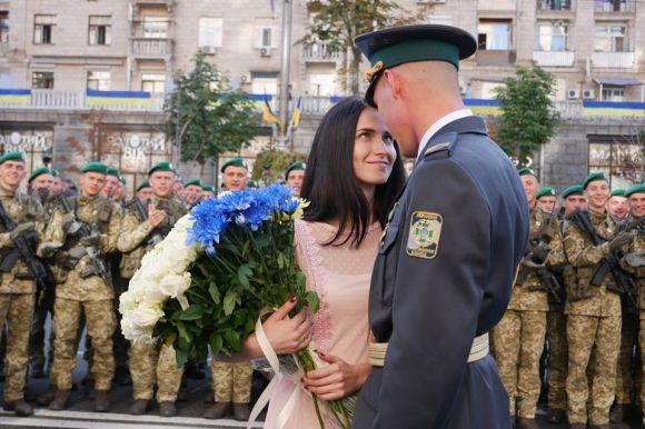 Патріотичне освідчення: курсант-прикордонник з Хмельницького зробив пропозицію коханій на параді Незалежності, фото №1 на сайті vsim.ua