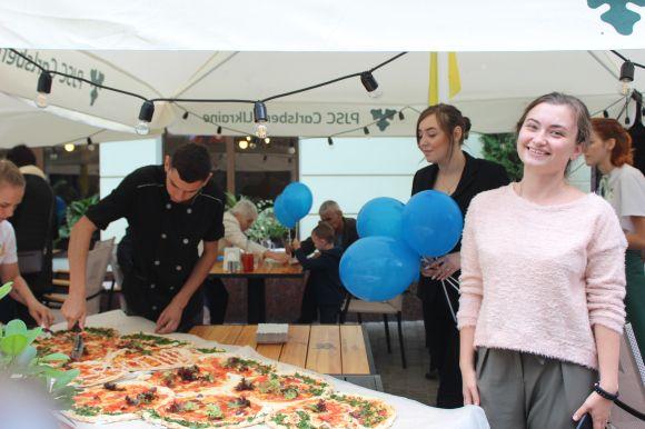 На День міста тернополянам приготували півтораметрову піцу в формі карти області, фото №1 на сайті 20minut.ua