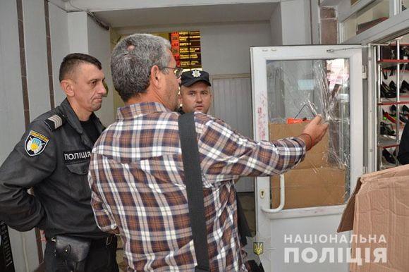 Новини Тернополя - фото з На Руській злодій розбив вікно і заліз до магазину жіночого взуття На Руській злодій розбив вікно і заліз до магазину жіночого взуття, фото №2 на сайті 20minut.ua