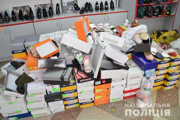Новини Тернополя - фото з На Руській злодій розбив вікно і заліз до магазину жіночого взуття На Руській злодій розбив вікно і заліз до магазину жіночого взуття, фото №1 на сайті 20minut.ua