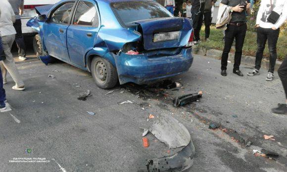 Новини Тернополя - фото з На Микулинецькій водій Audi в'їхав у Chevrolet, а той - у автобус (оновлено) На Микулинецькій водій Audi в'їхав у Chevrolet, а той - у автобус (оновлено), фото №1 на сайті 20minut.ua