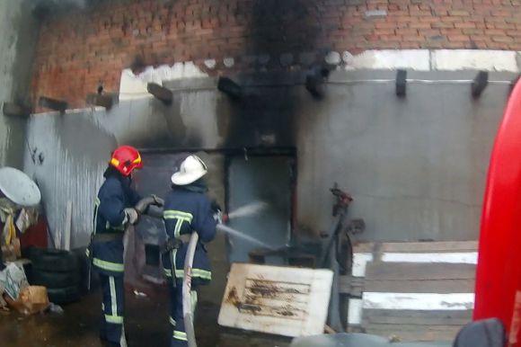 12 рятувальників на 3 автомобілях гасили пожежу на Озерній, фото №1 на сайті vsim.ua