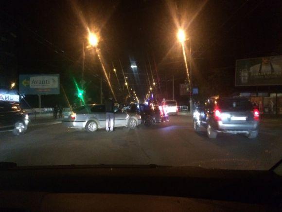 На Бандери аварія за участю таксі (оновлене), фото №1 на сайті 20minut.ua