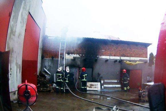 12 рятувальників на 3 автомобілях гасили пожежу на Озерній, фото №4 на сайті vsim.ua