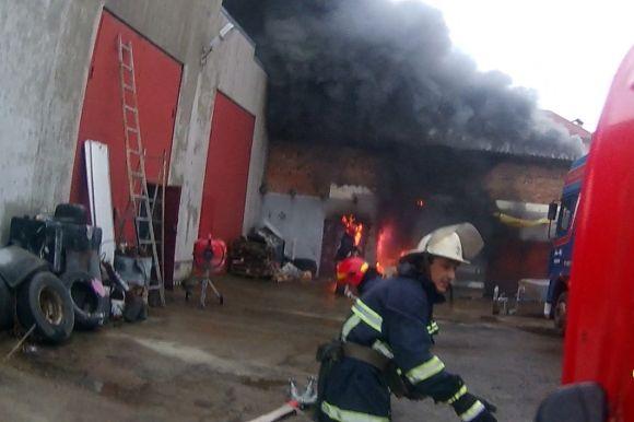 12 рятувальників на 3 автомобілях гасили пожежу на Озерній, фото №2 на сайті vsim.ua